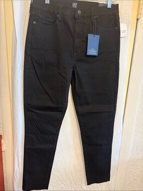 GAP Woman’s Skinny Jeans in Black